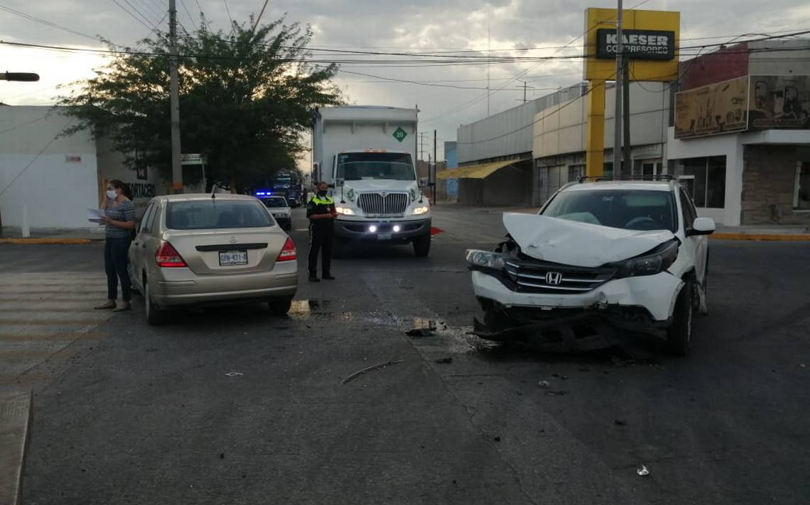 Fuerte Choque Deja Daños Materiales En Gómez Palacio El Sol De La Laguna Noticias Locales